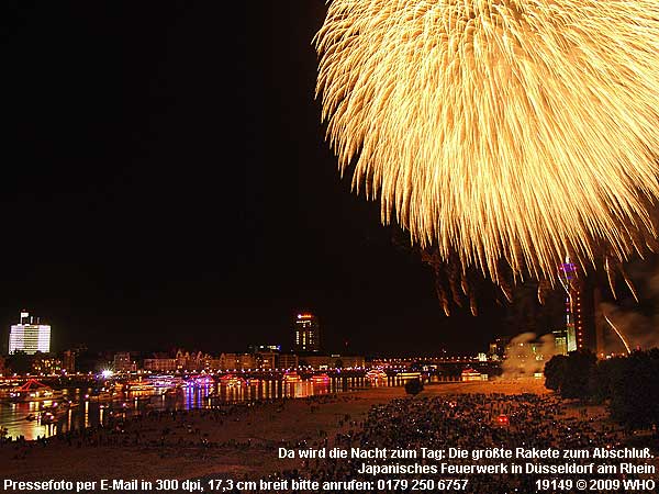 Feuerwerk Japanisches Feuerwerk in Düsseldorf am Rhein.