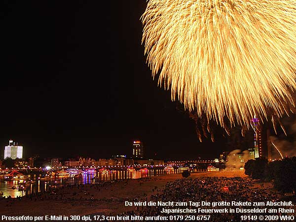 Feuerwerk Japanisches Feuerwerk in Dsseldorf am Rhein.